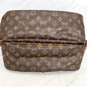 Louis Vuitton Saumur 35 Monogram AR0940